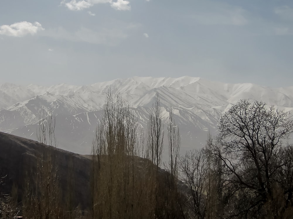 une vue d’une chaîne de montagnes enneigée de loin