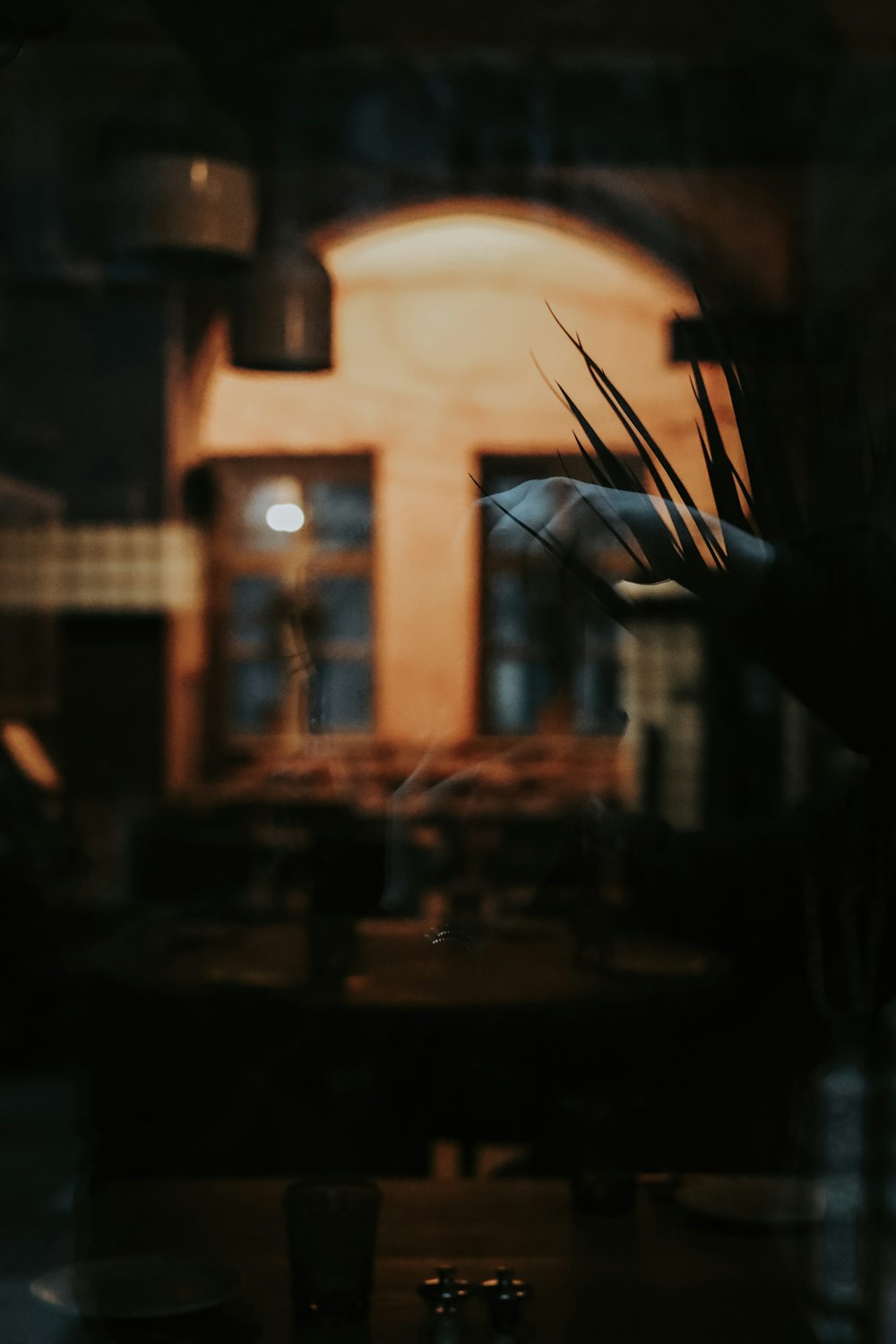 Una foto borrosa de un restaurante con una mesa y sillas