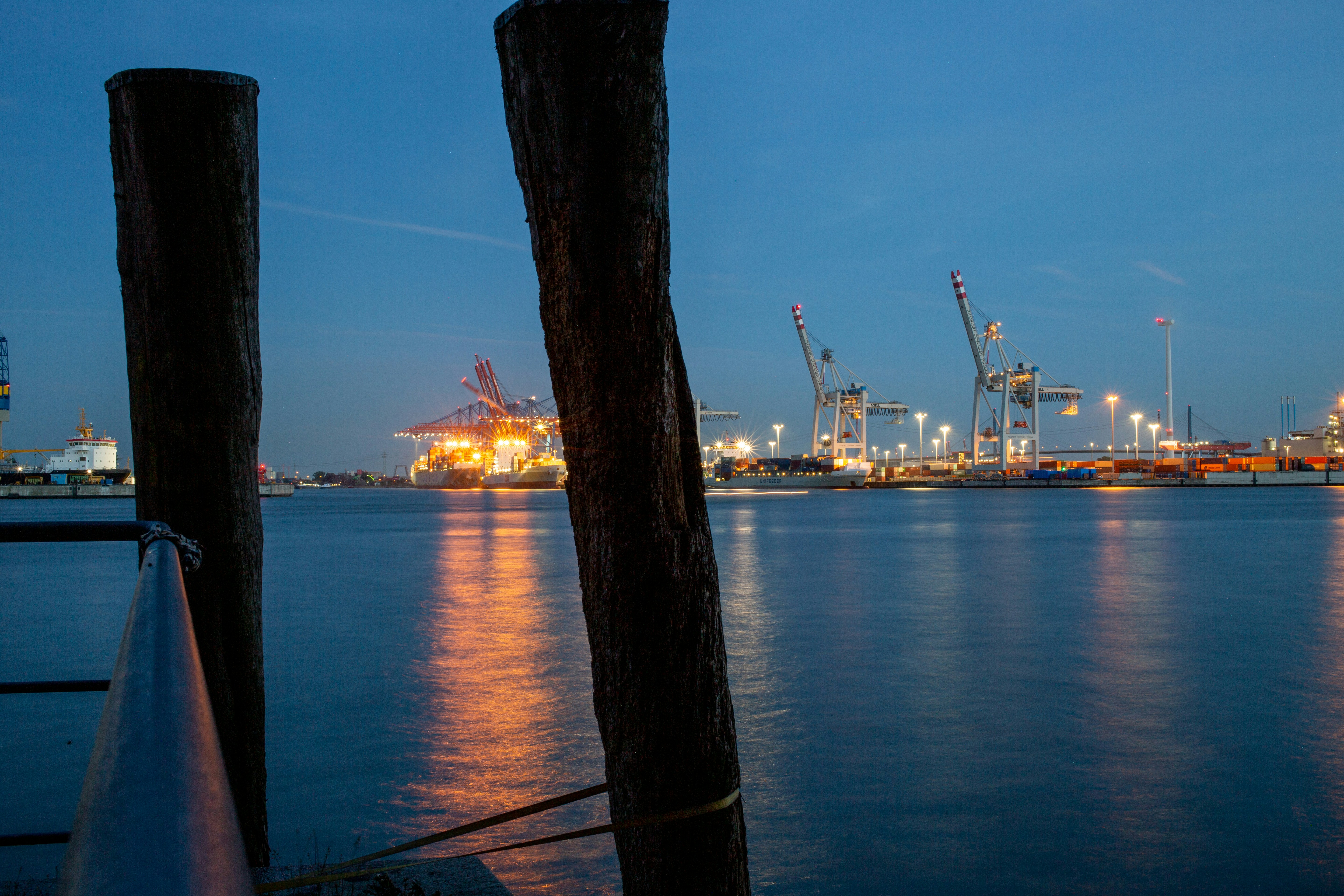 Un cuerpo de agua con una ciudad al fondo