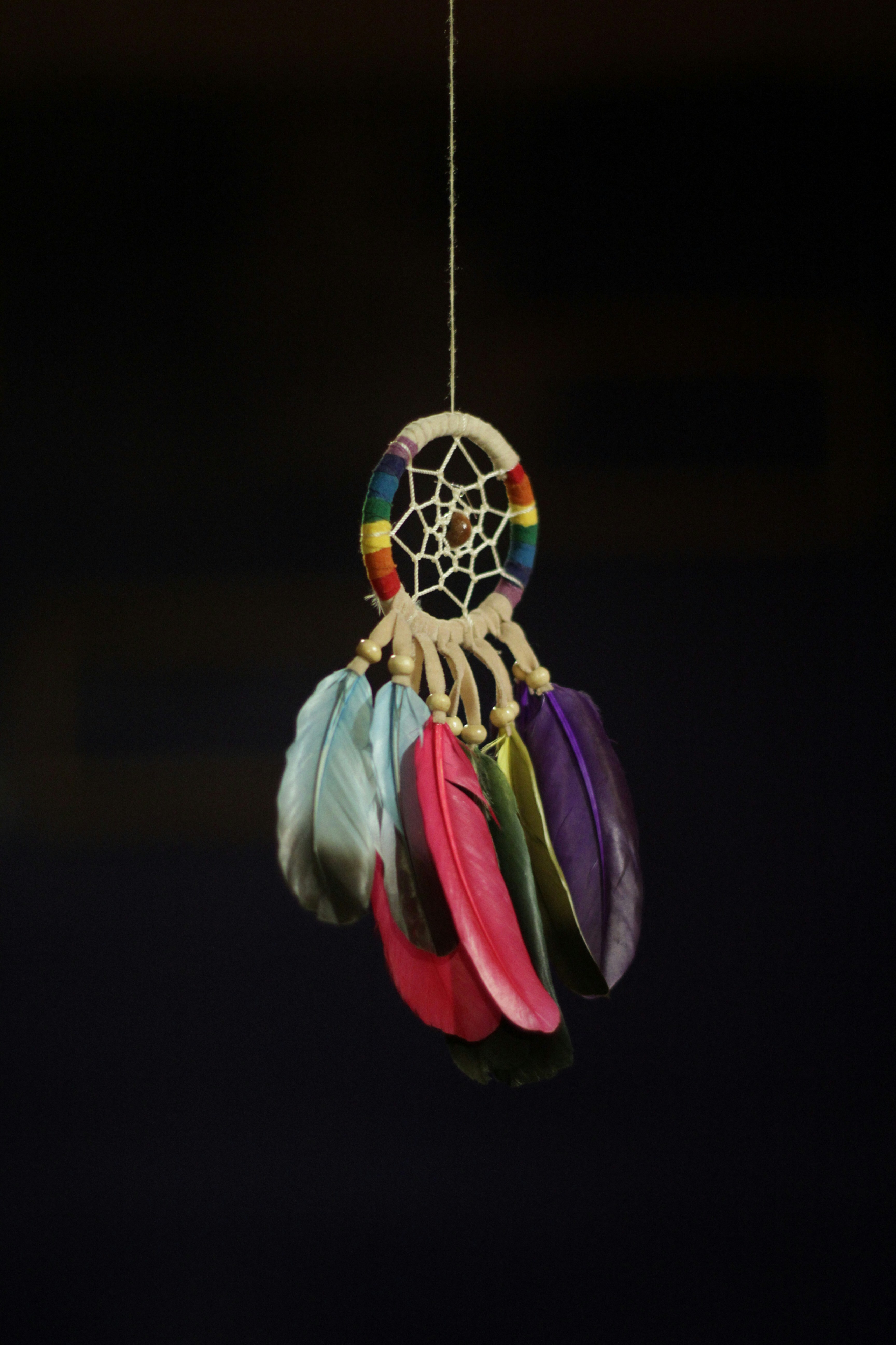 Un atrapasueños multicolor colgando de una cuerda