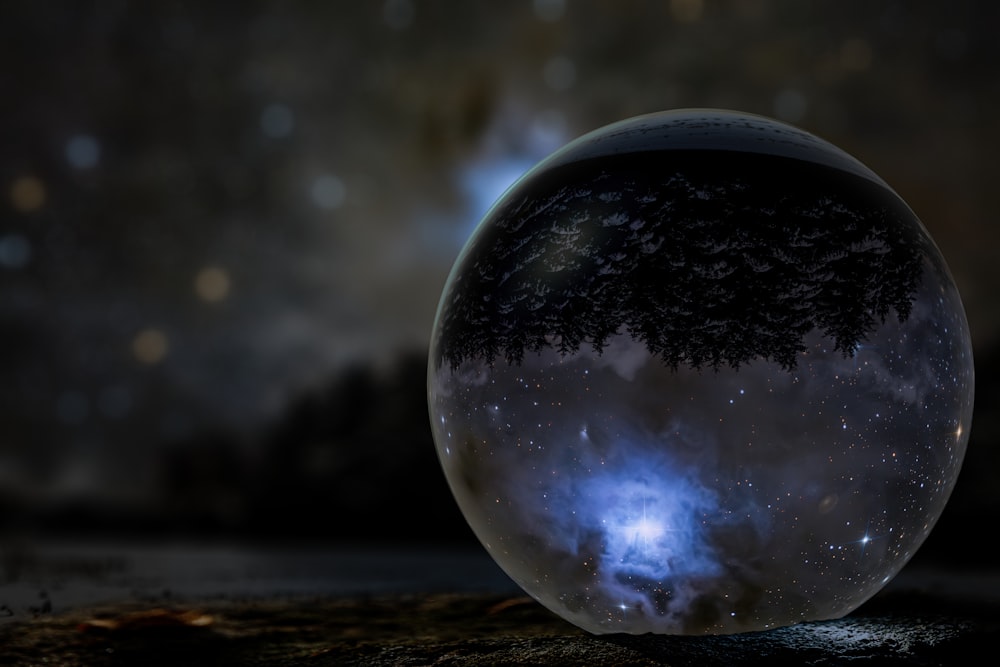 uma bola de vidro com um céu cheio de estrelas