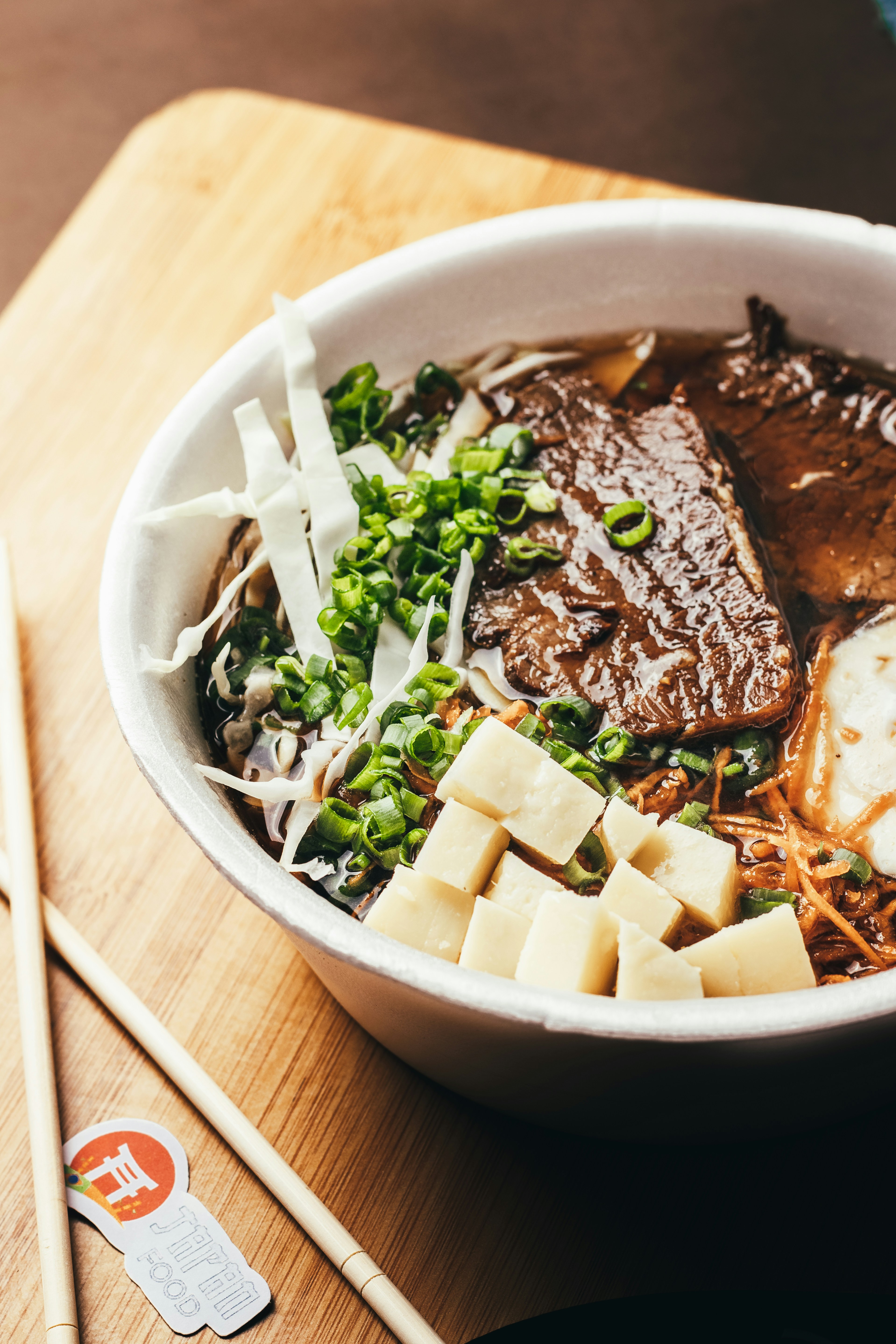 semangkuk makanan dengan sumpit di sampingnya