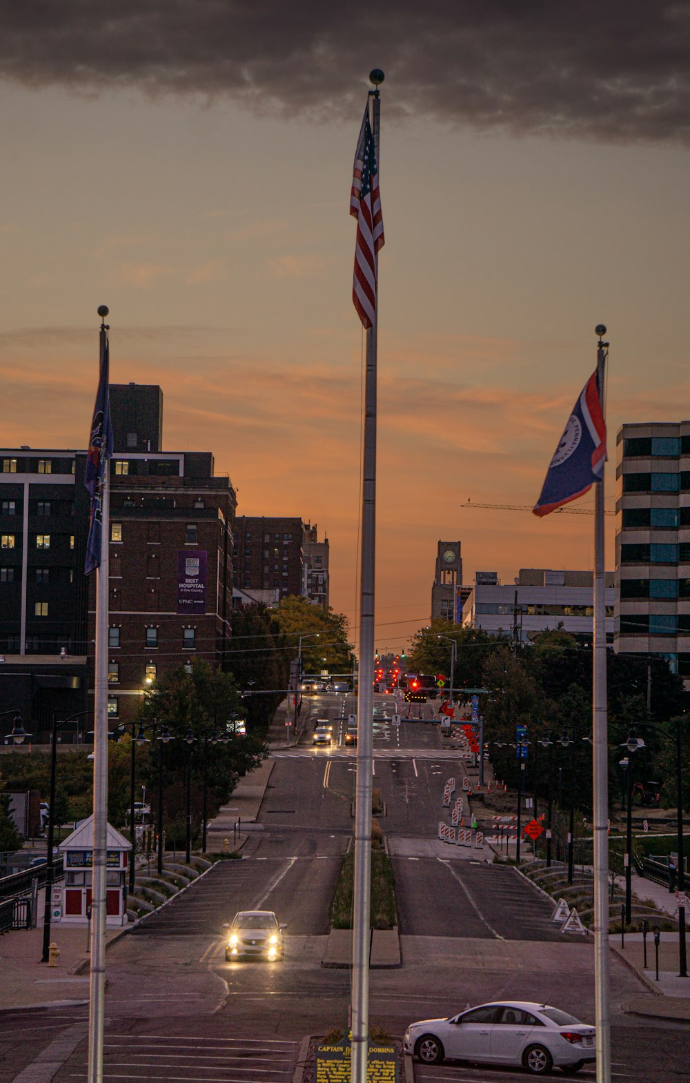 Una strada cittadina con un'asta di bandiera nel mezzo