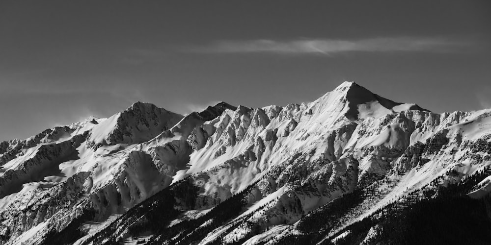 雪に覆われた山の白黒写真