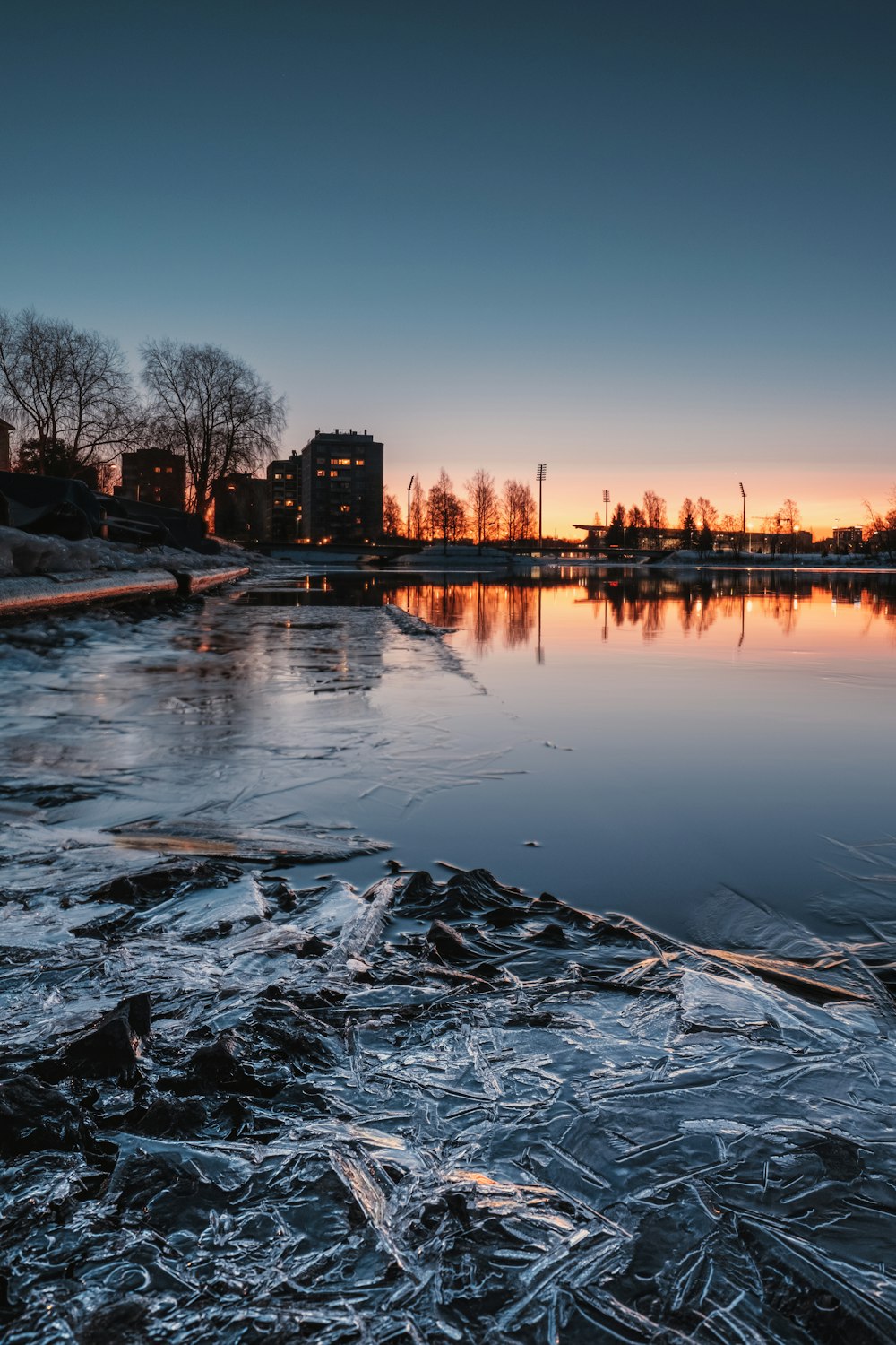 un plan d’eau sur lequel il y a de la glace