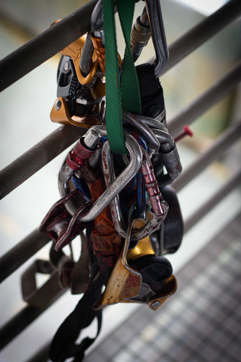 a bunch of tools hanging from a metal rail