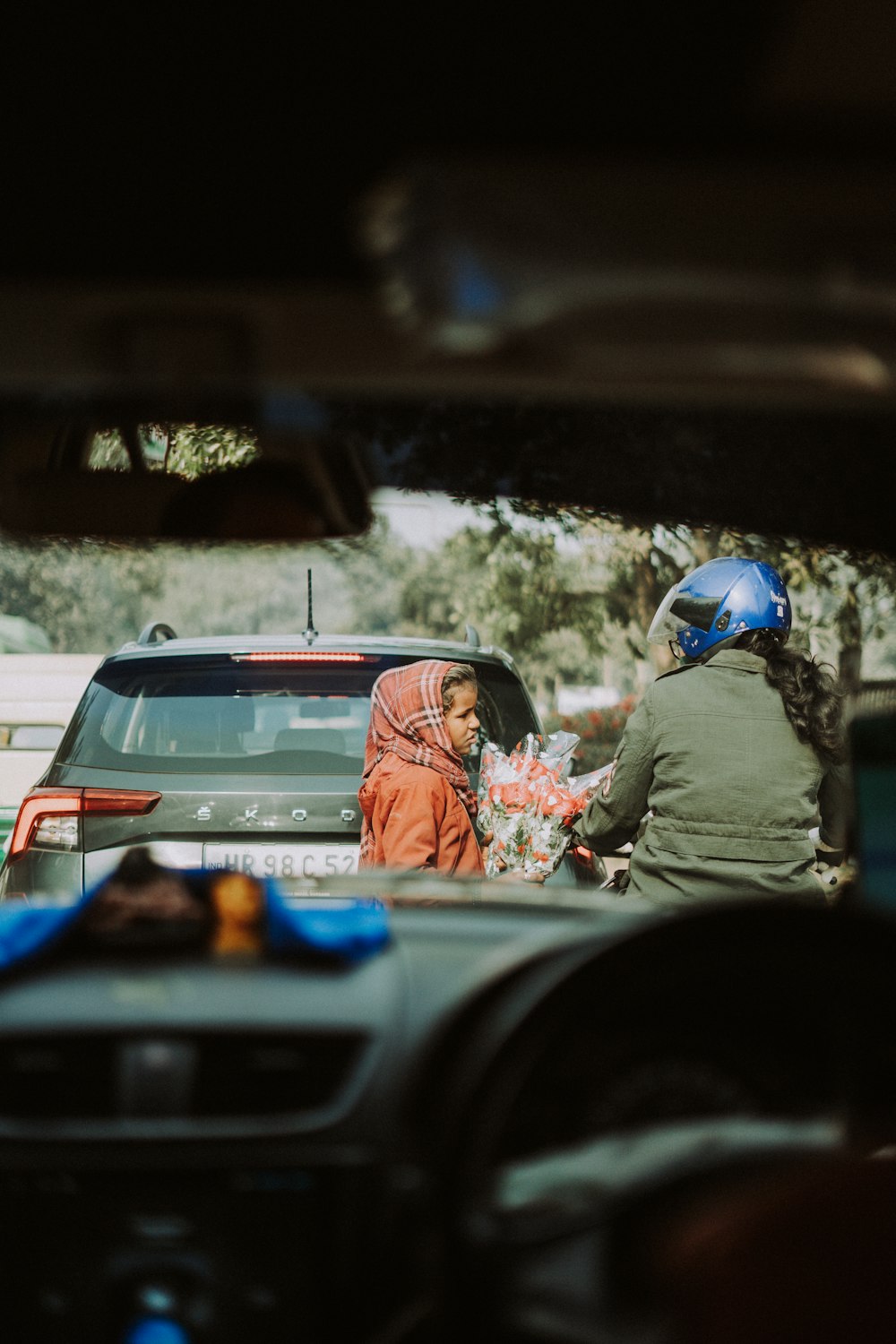 uma mulher em um carro com uma criança no banco traseiro