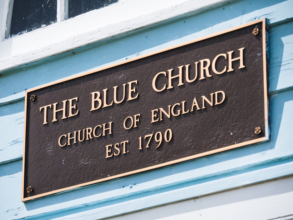 a sign on the side of a building that says the blue church church of england