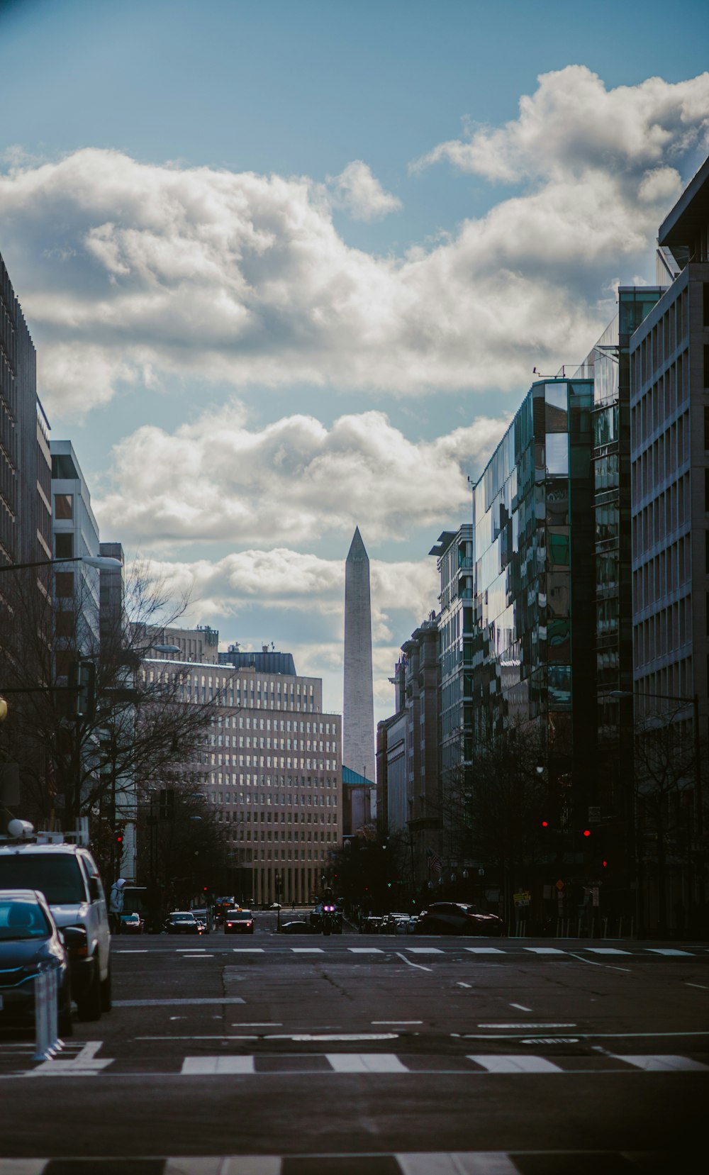 uma rua da cidade com um edifício alto no fundo