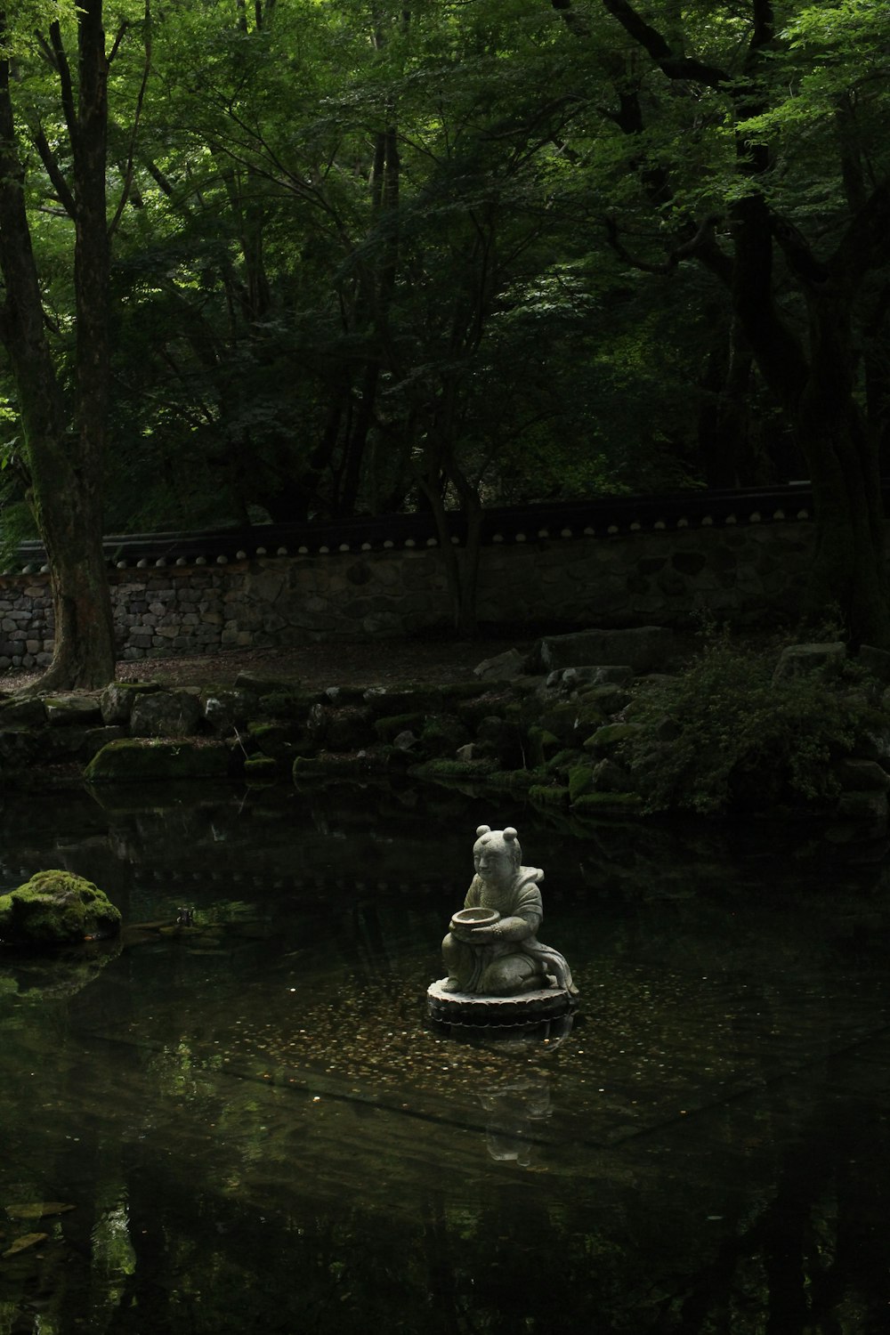 Une statue au milieu d’un petit étang
