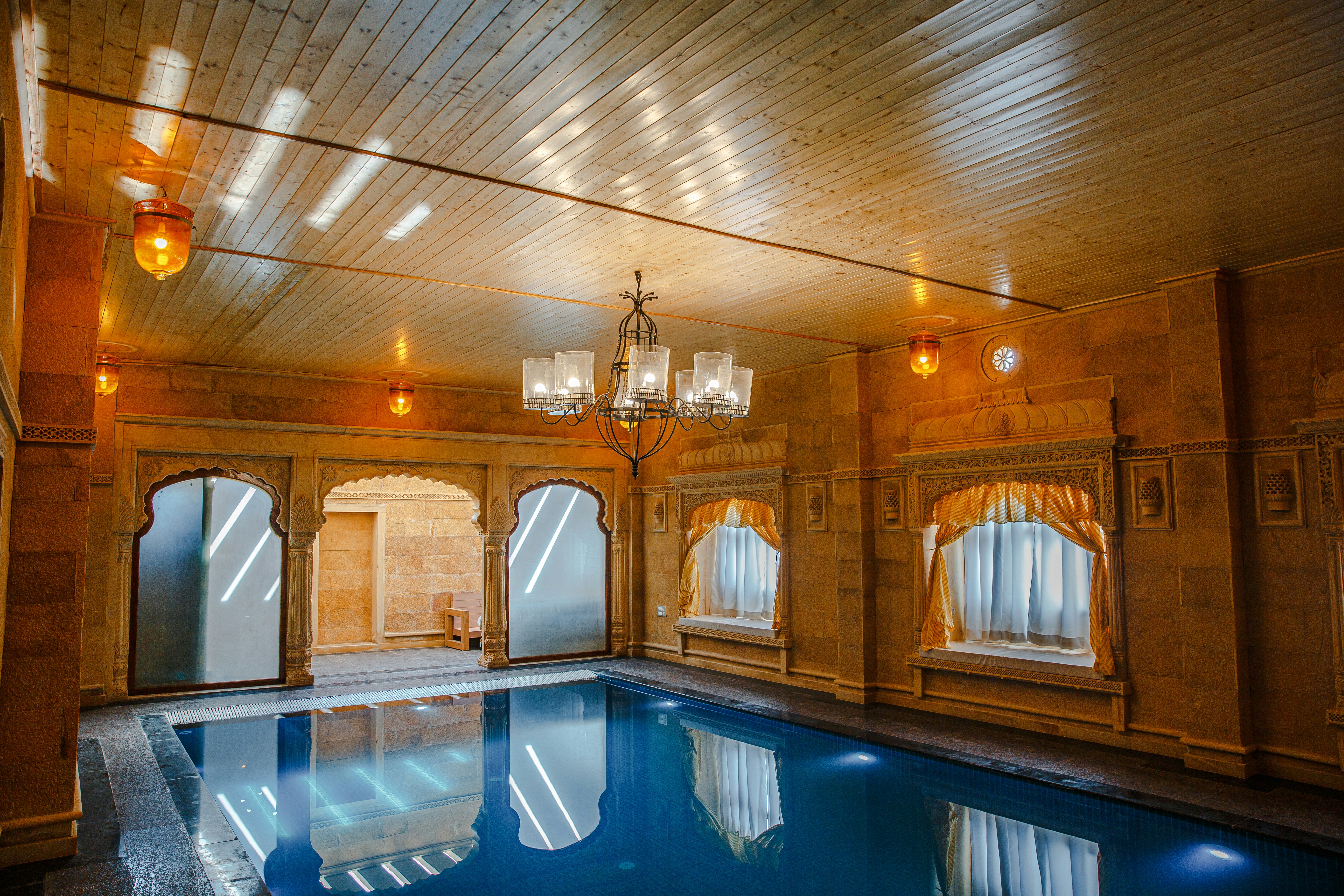 Spa luxueux avec eau bleue claire, jets d'eau et éclairage ambiant relaxant