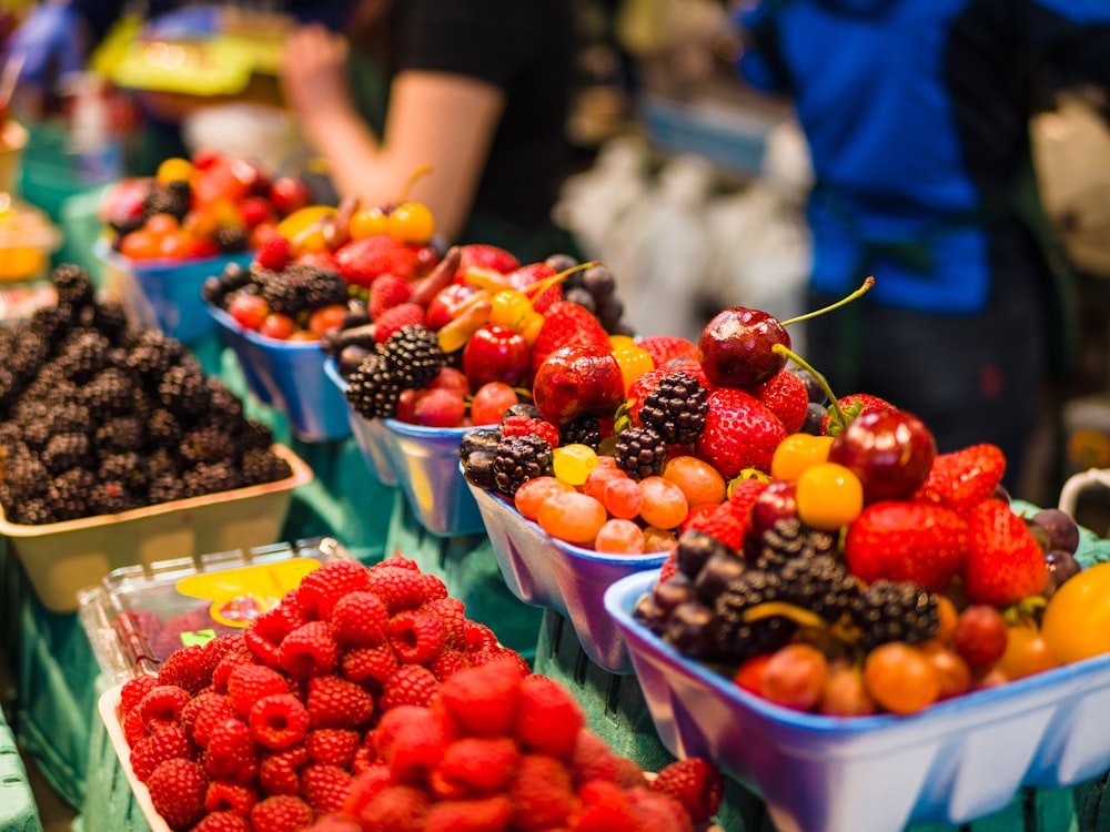 une table garnie de bols remplis de beaucoup de fruits