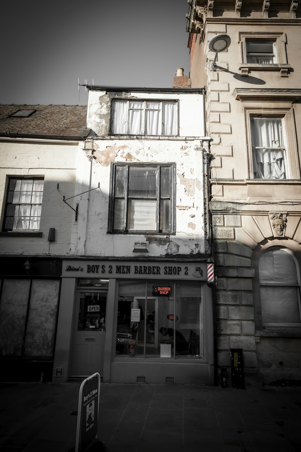 a black and white photo of a building