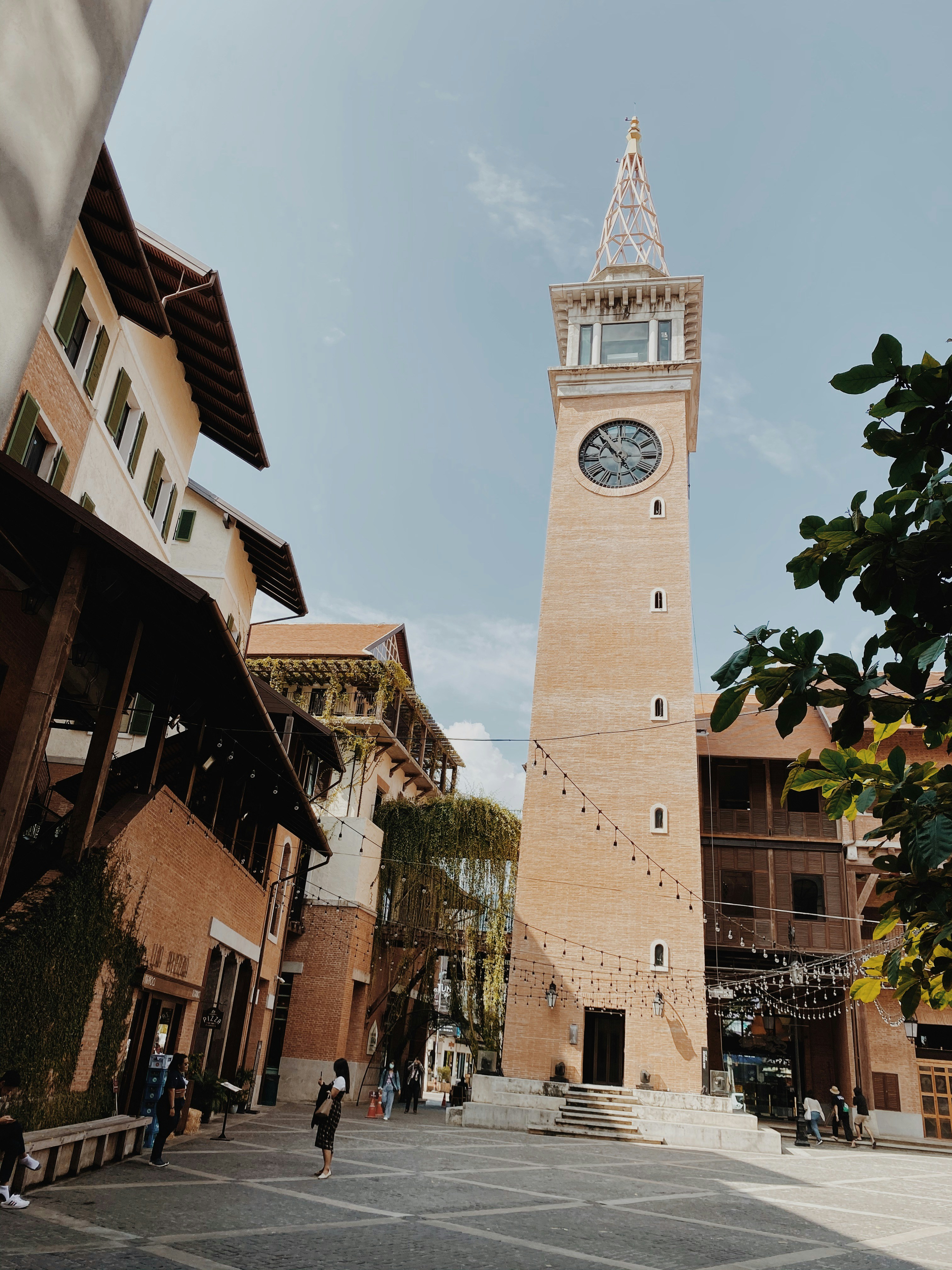 un'alta torre con un orologio in cima