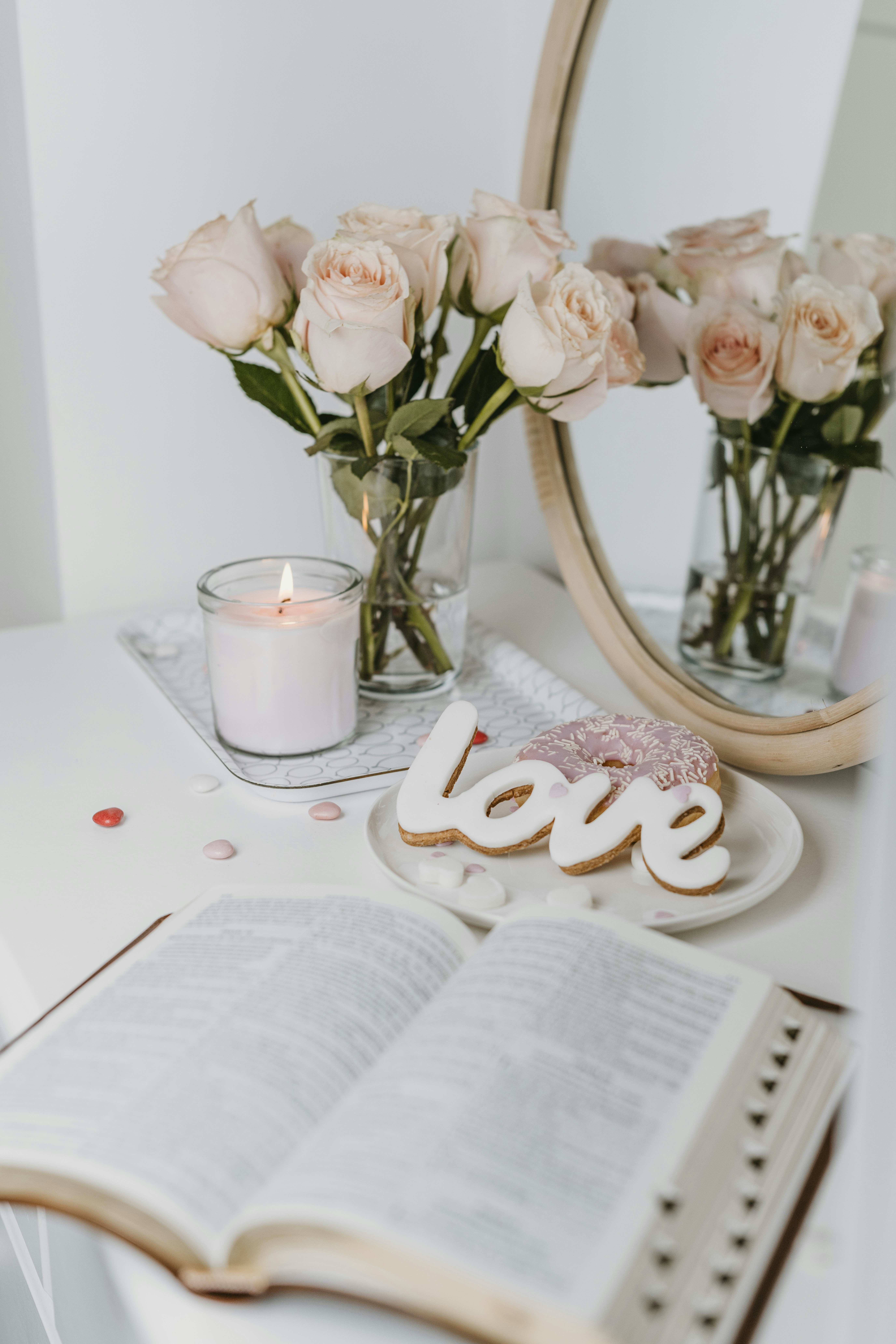 Wedding ceremony, reading couple, love quotes, intimate moments  , ilustrasi artikel How to Choose Your Wedding Readings 3