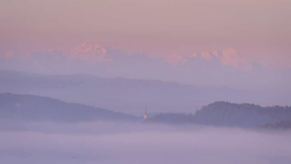 Una vista de una cadena montañosa cubierta de niebla