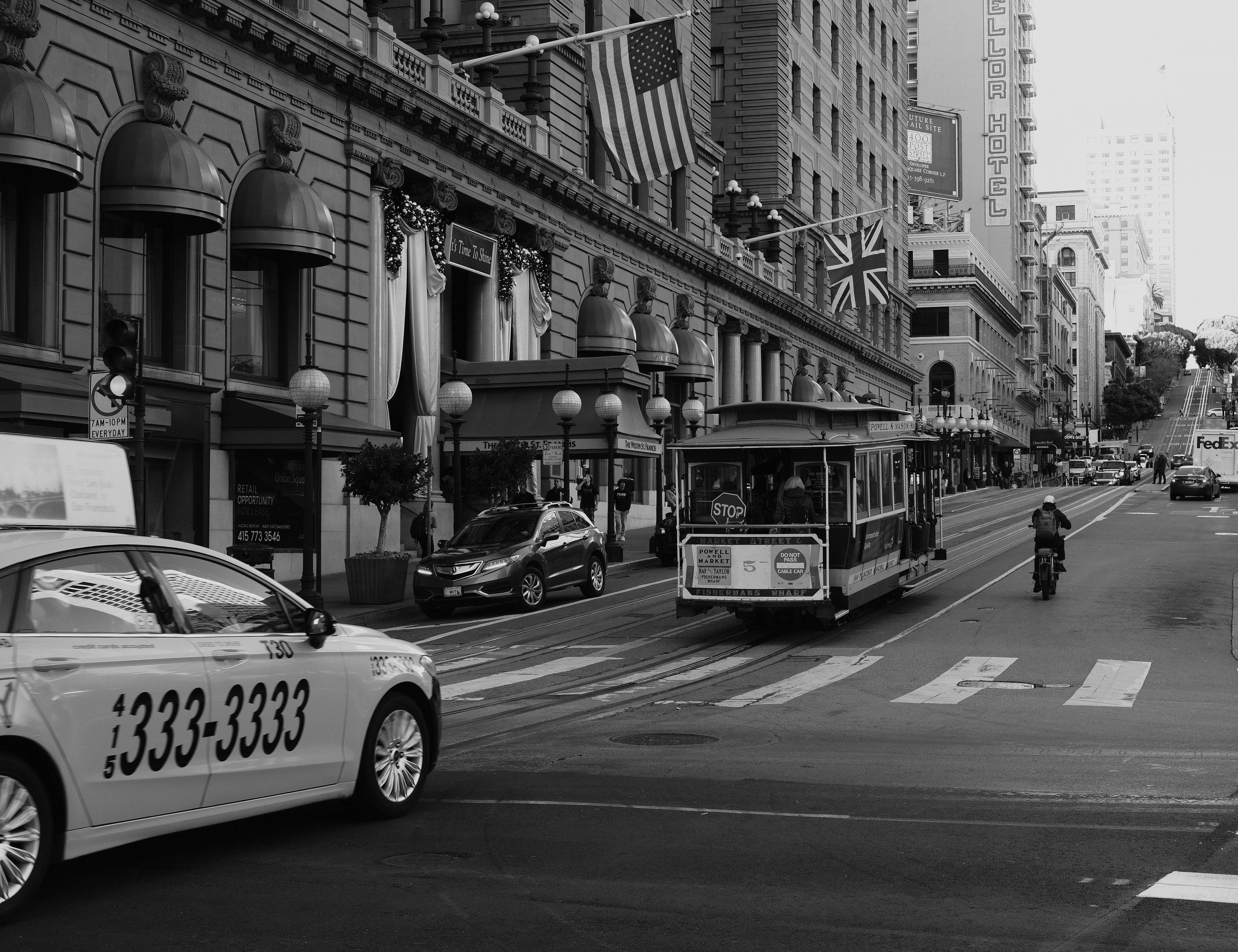 도시 거리의 흑백 사진