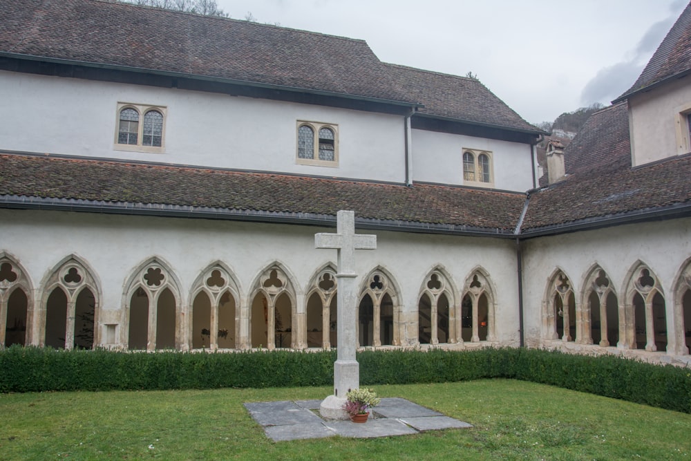 a cross in the middle of a courtyard
