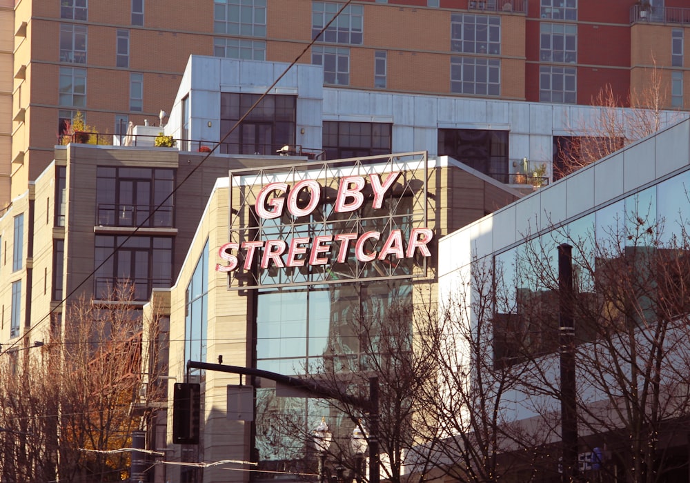 Un edificio con un cartello che dice vai in tram