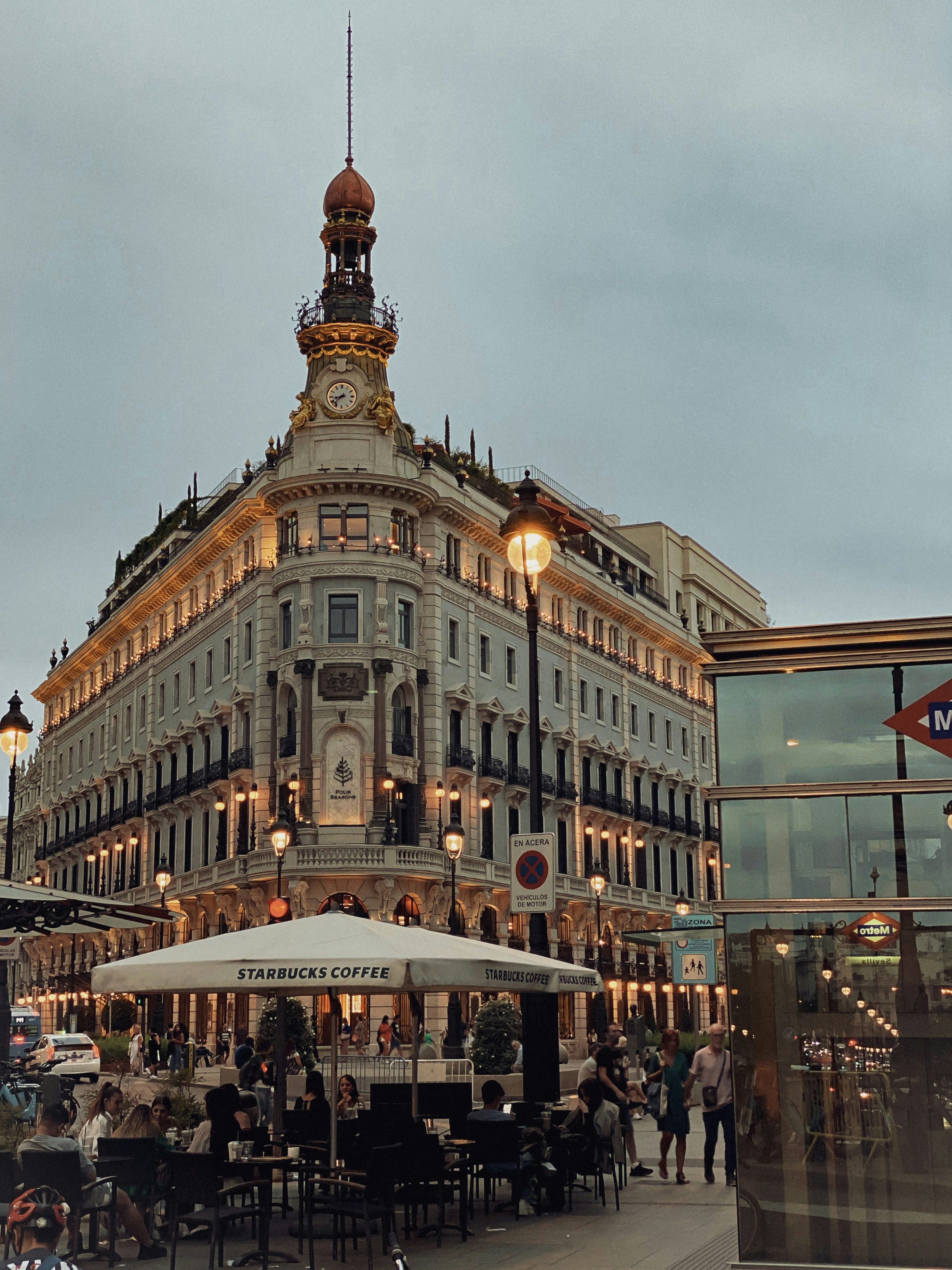 Un gran edificio con una torre del reloj en la parte superior