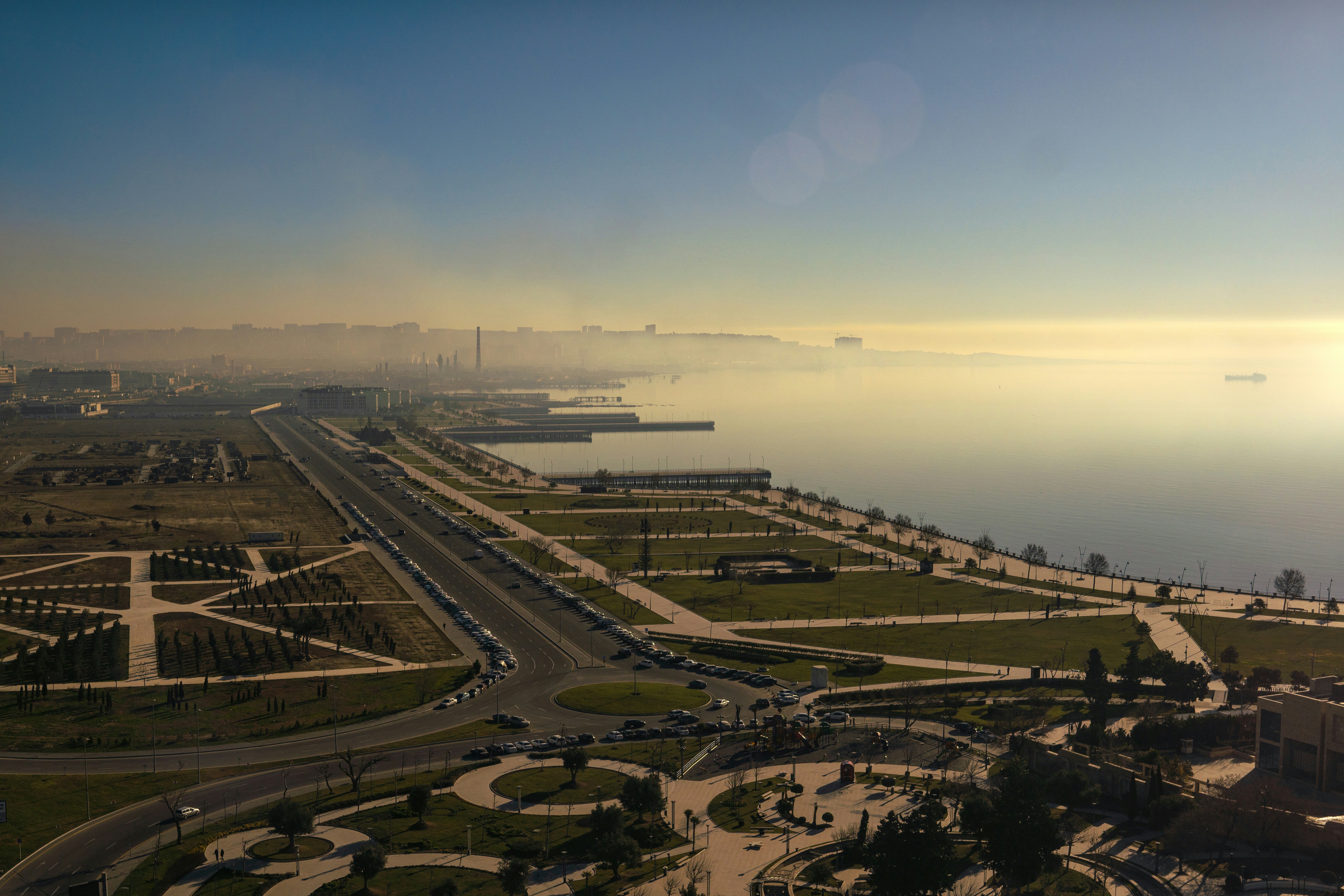 Una vista aérea de una ciudad y un cuerpo de agua
