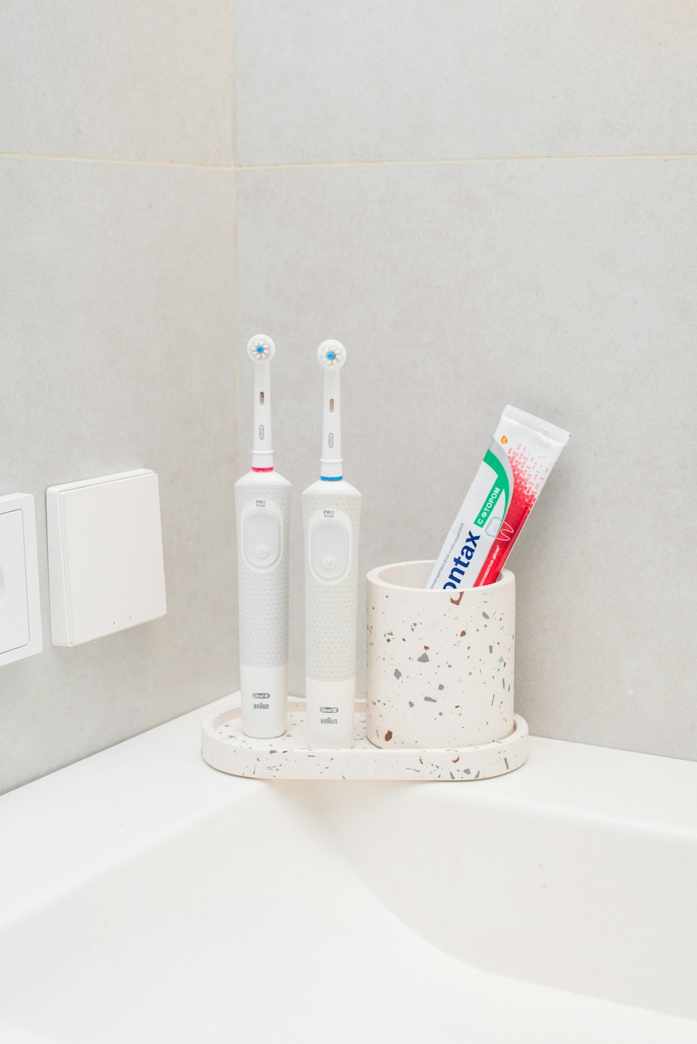 Uno spazzolino da denti, dentifricio e porta dentifricio in un bagno foto –  Immagine gratuita su Unsplash