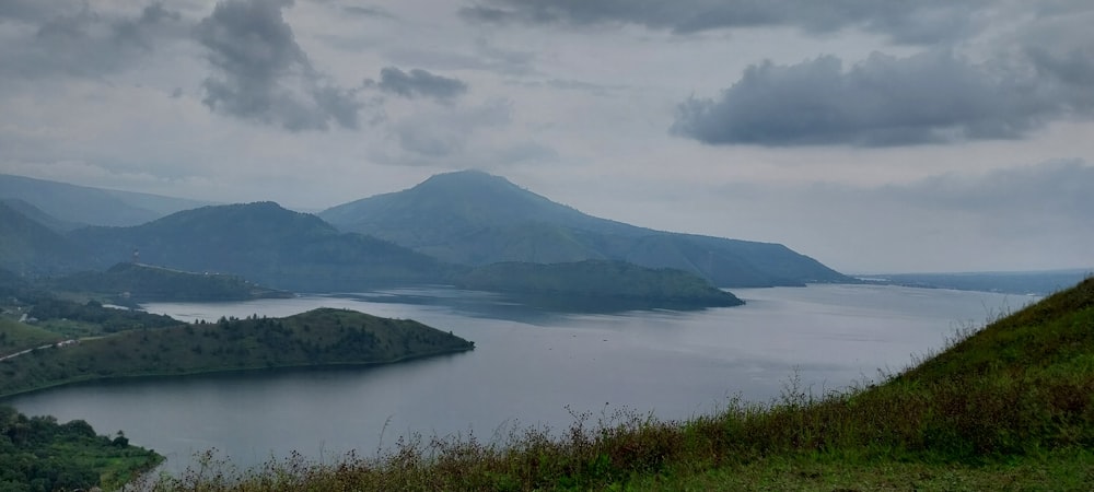 un grand plan d’eau entouré de montagnes