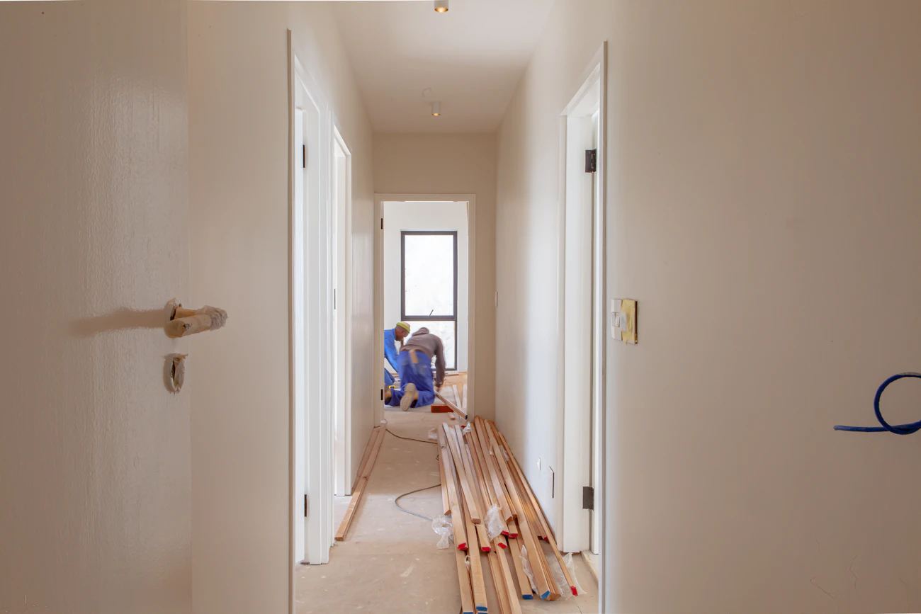 Håndverker i arbeid på et hus