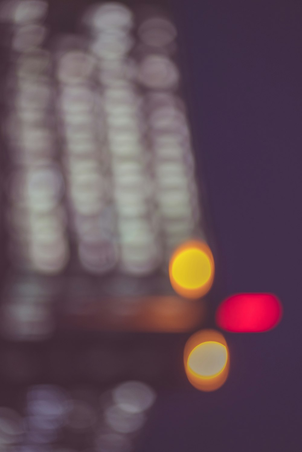 a blurry photo of a traffic light