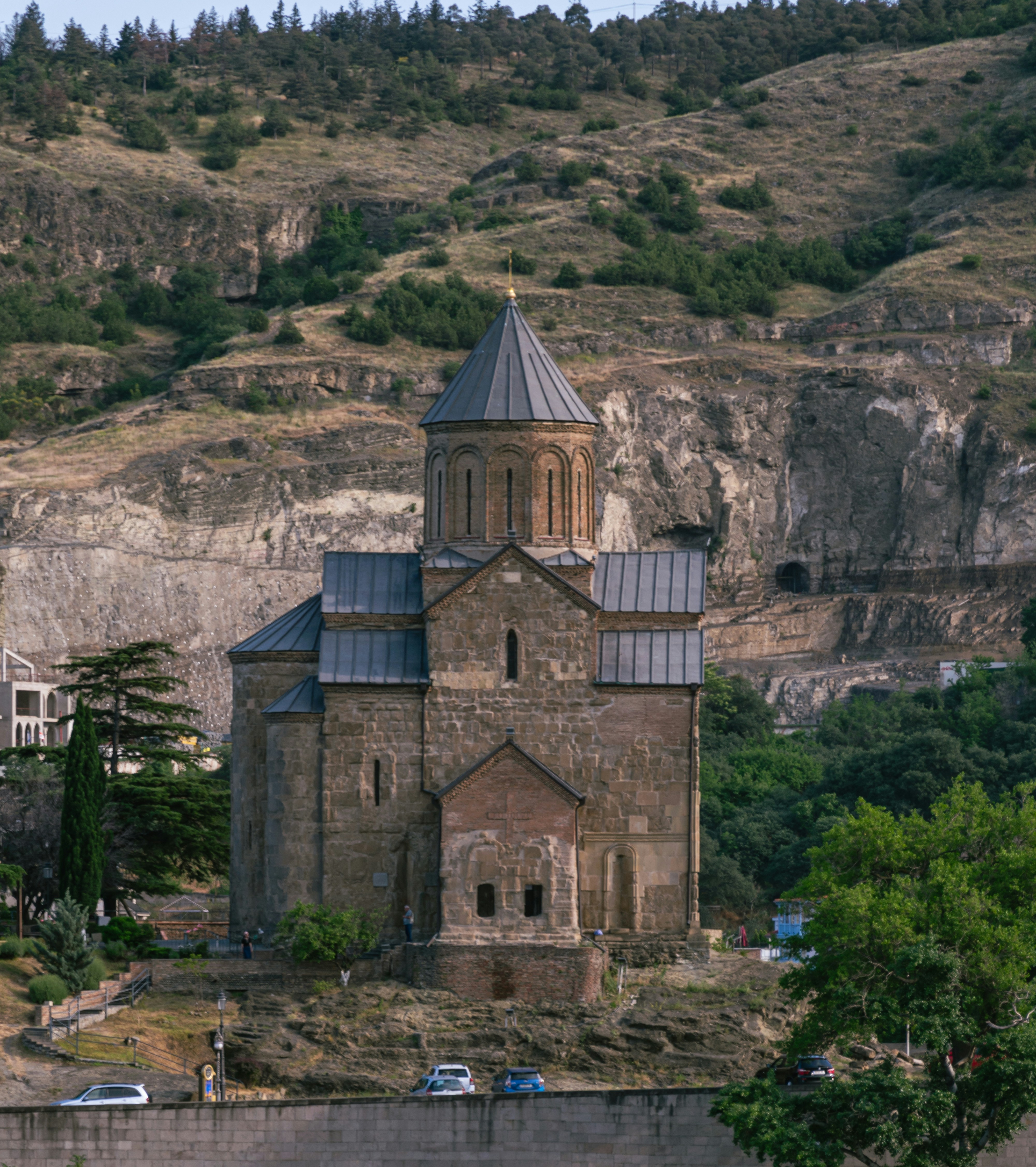 Una vecchia chiesa con un campanile su una collina