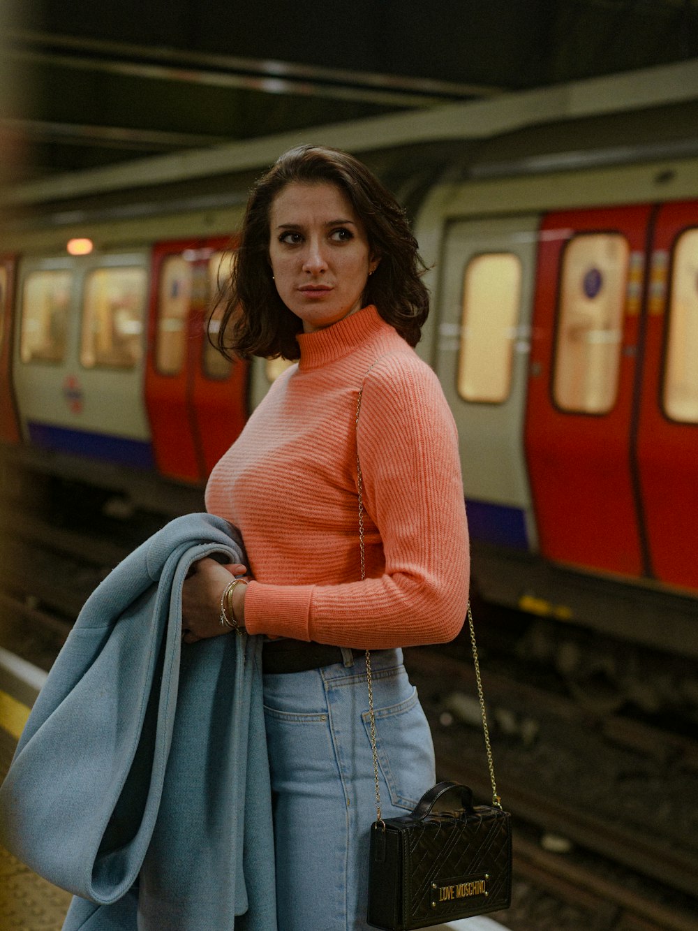 Eine Frau steht vor einem Zug