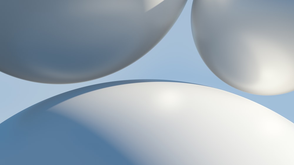 Un bouquet de ballons blancs flottant dans les airs