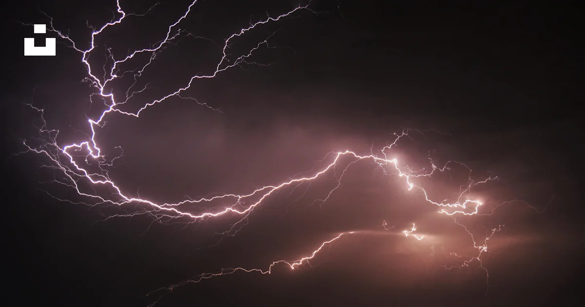 Quelques éclairs dans le ciel nocturne photo – Photo La nature Gratuite ...