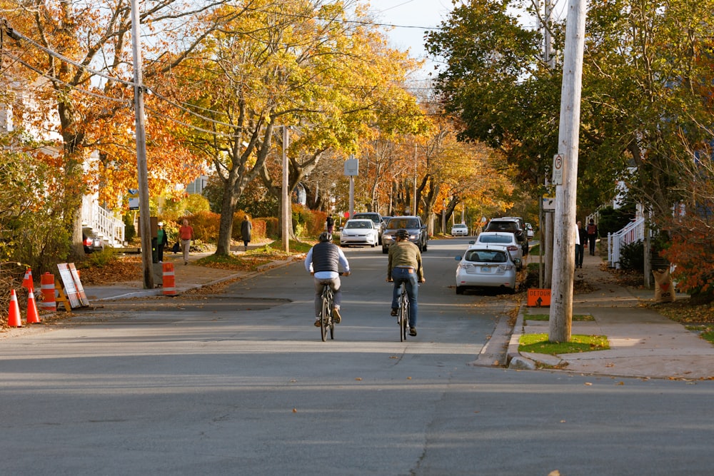 Ein paar Leute fahren mit dem Fahrrad eine Straße entlang