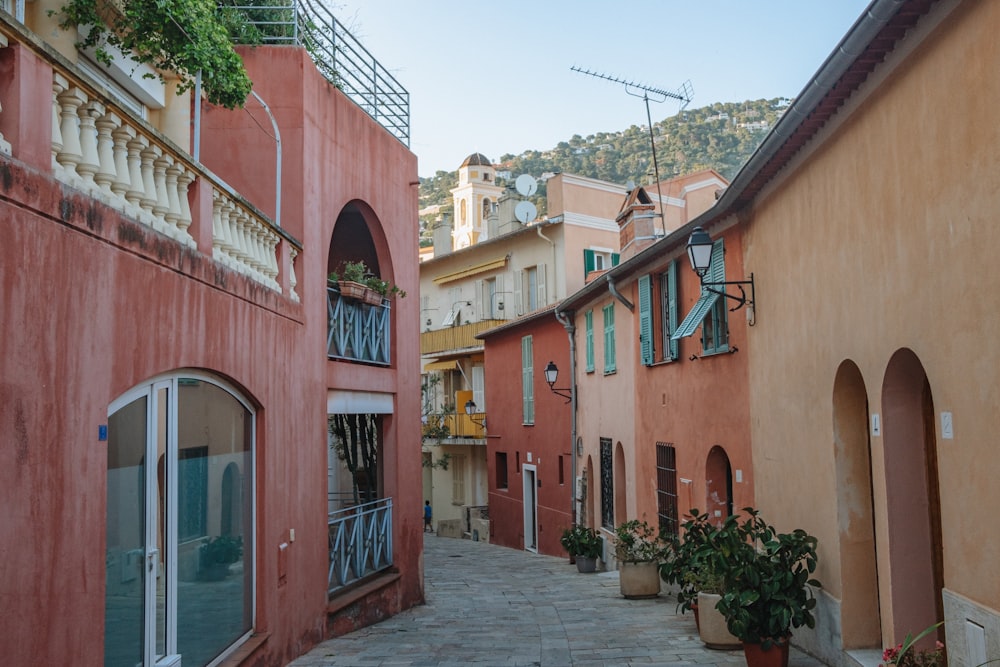 a narrow street with a few buildings on both sides