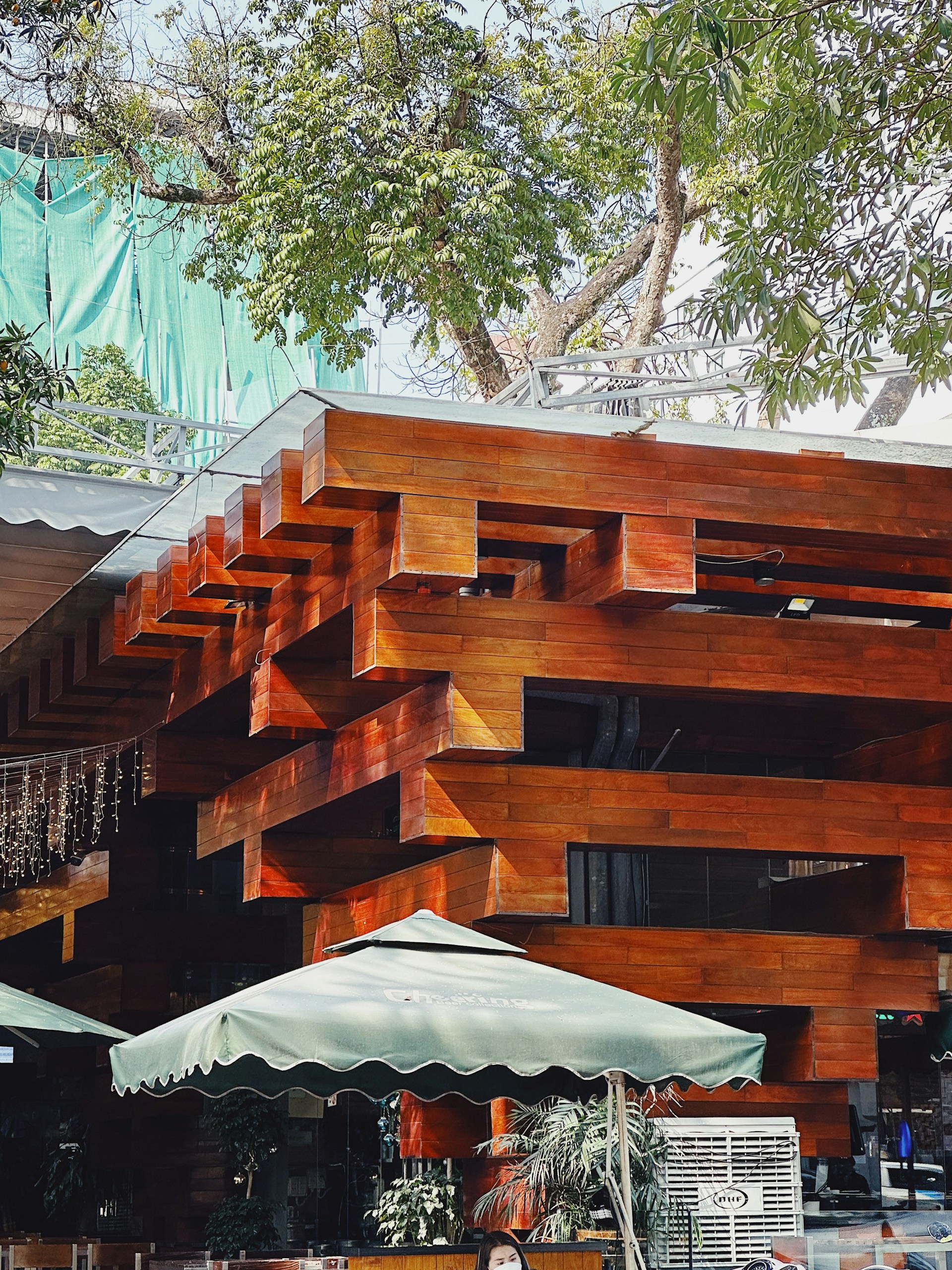 gray computer monitor