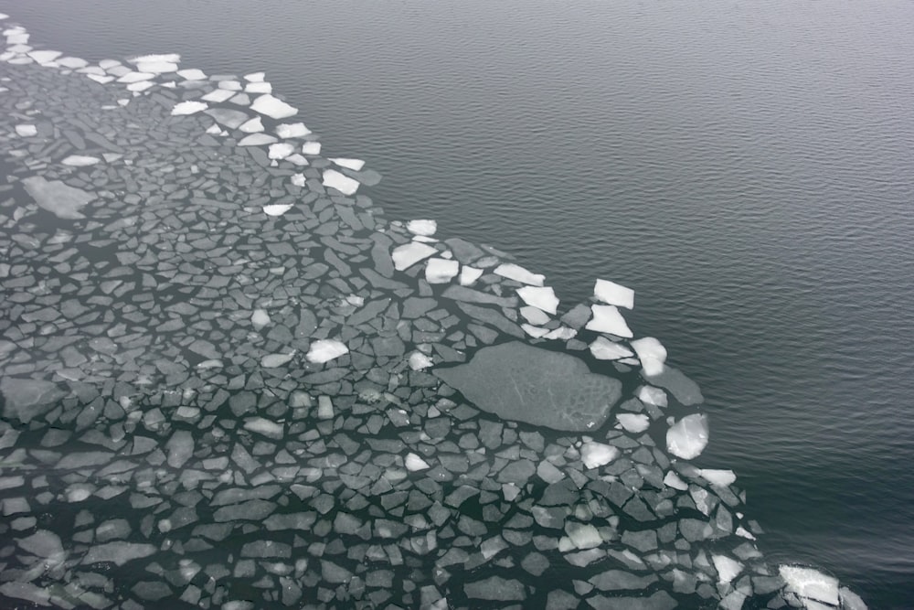 une vue aérienne de banquises flottant dans l’eau