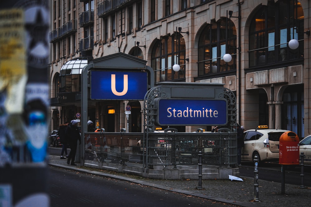 a blue u sign sitting on the side of a road