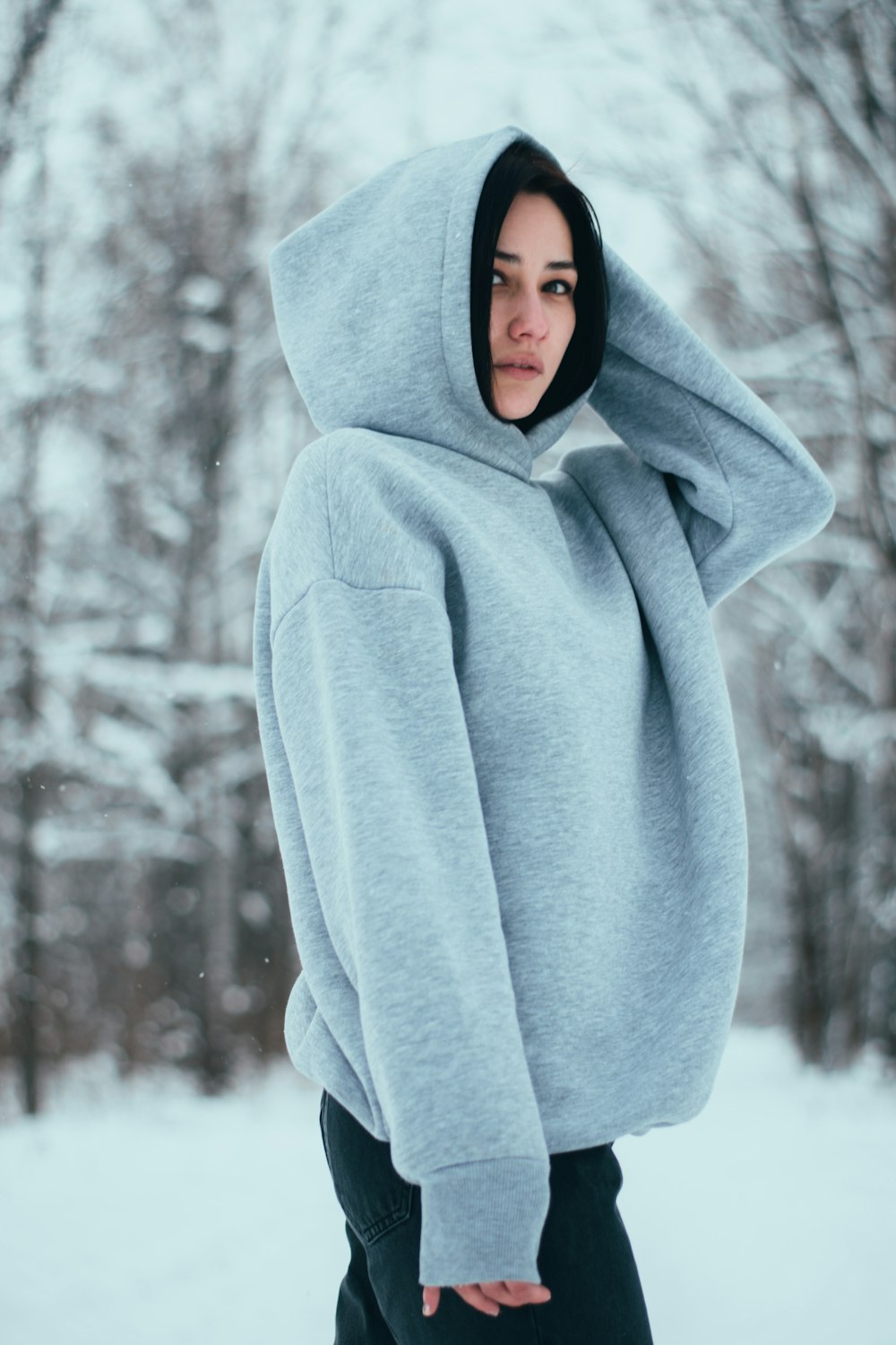 Una donna che indossa una felpa con cappuccio nella neve foto – Bielorussia  Immagine gratuita su Unsplash