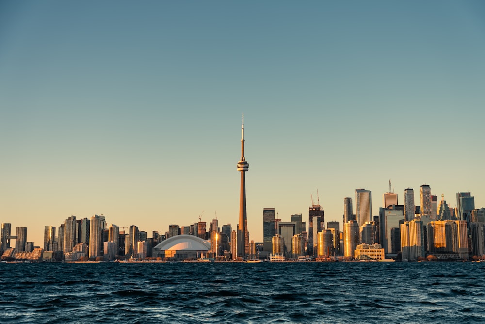 Blick auf die Skyline einer Stadt von einem Gewässer aus