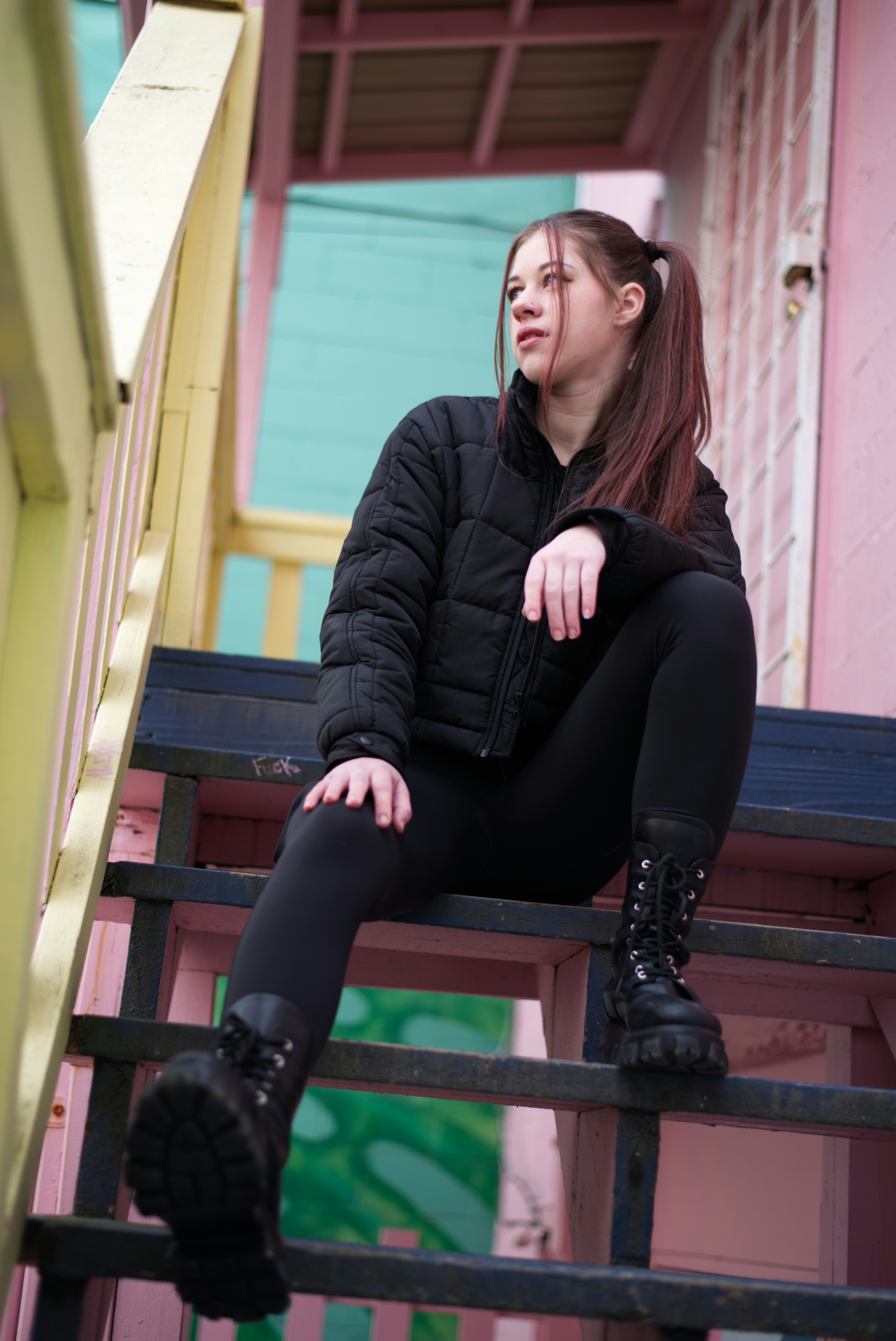 Una donna seduta sulla cima di una rampa di scale