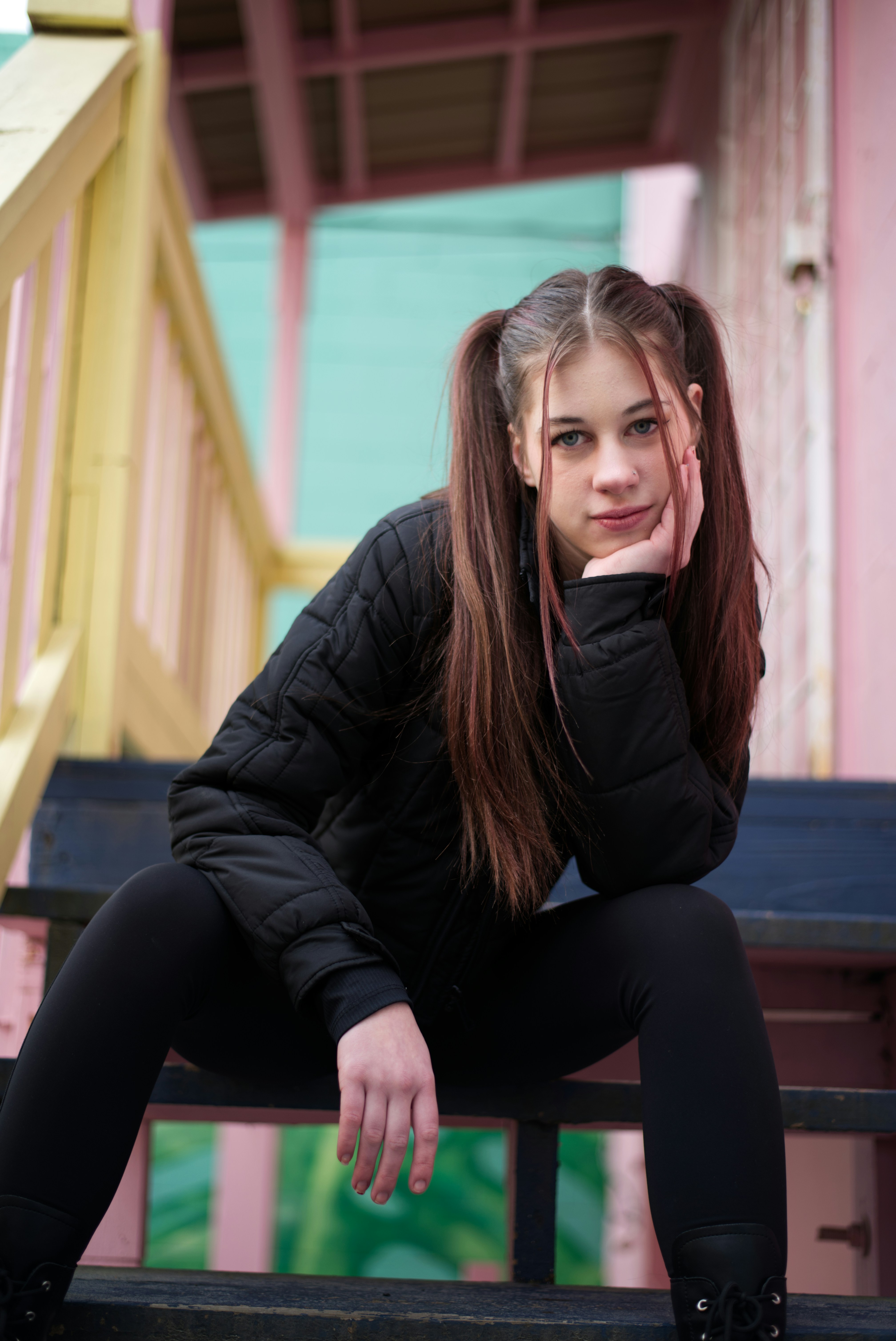 Una donna seduta su una panchina con la mano sul mento