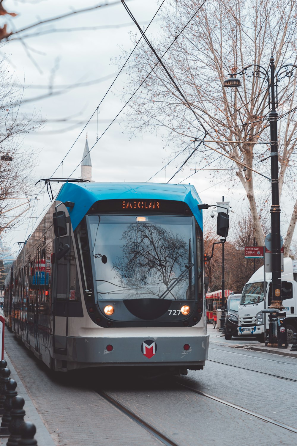 Un autobús de transporte público en una calle de la ciudad