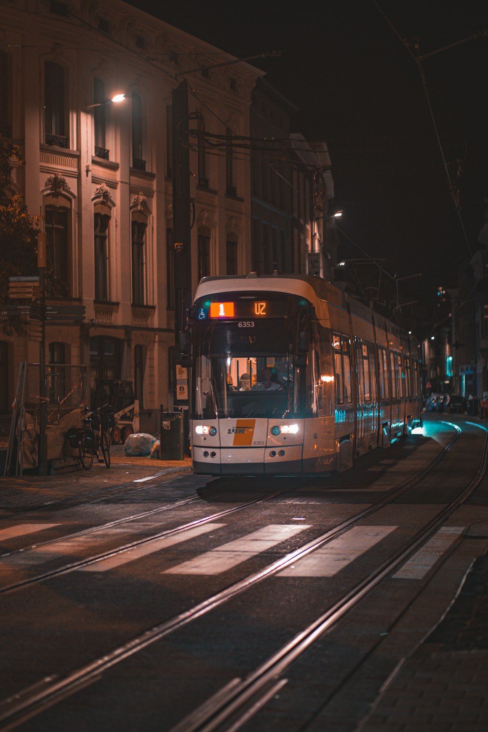 Un autobus di trasporto pubblico su una strada della città di notte