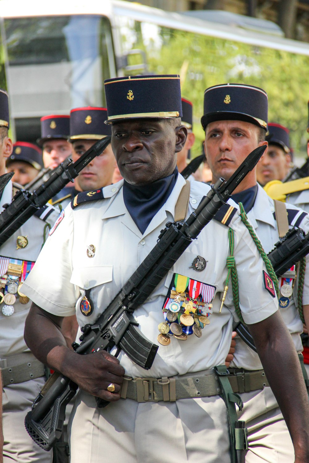 Un groupe d’hommes en uniforme tenant des armes à feu