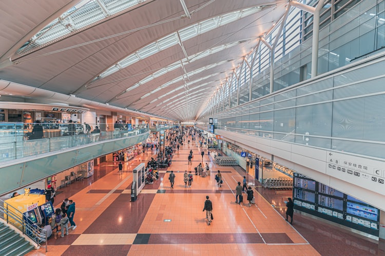 Passageiros no terminal aeroportuário solicitando reembolso de passagem