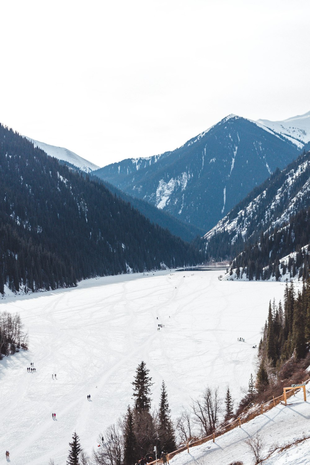 Blick auf einen schneebedeckten Berg und einen See