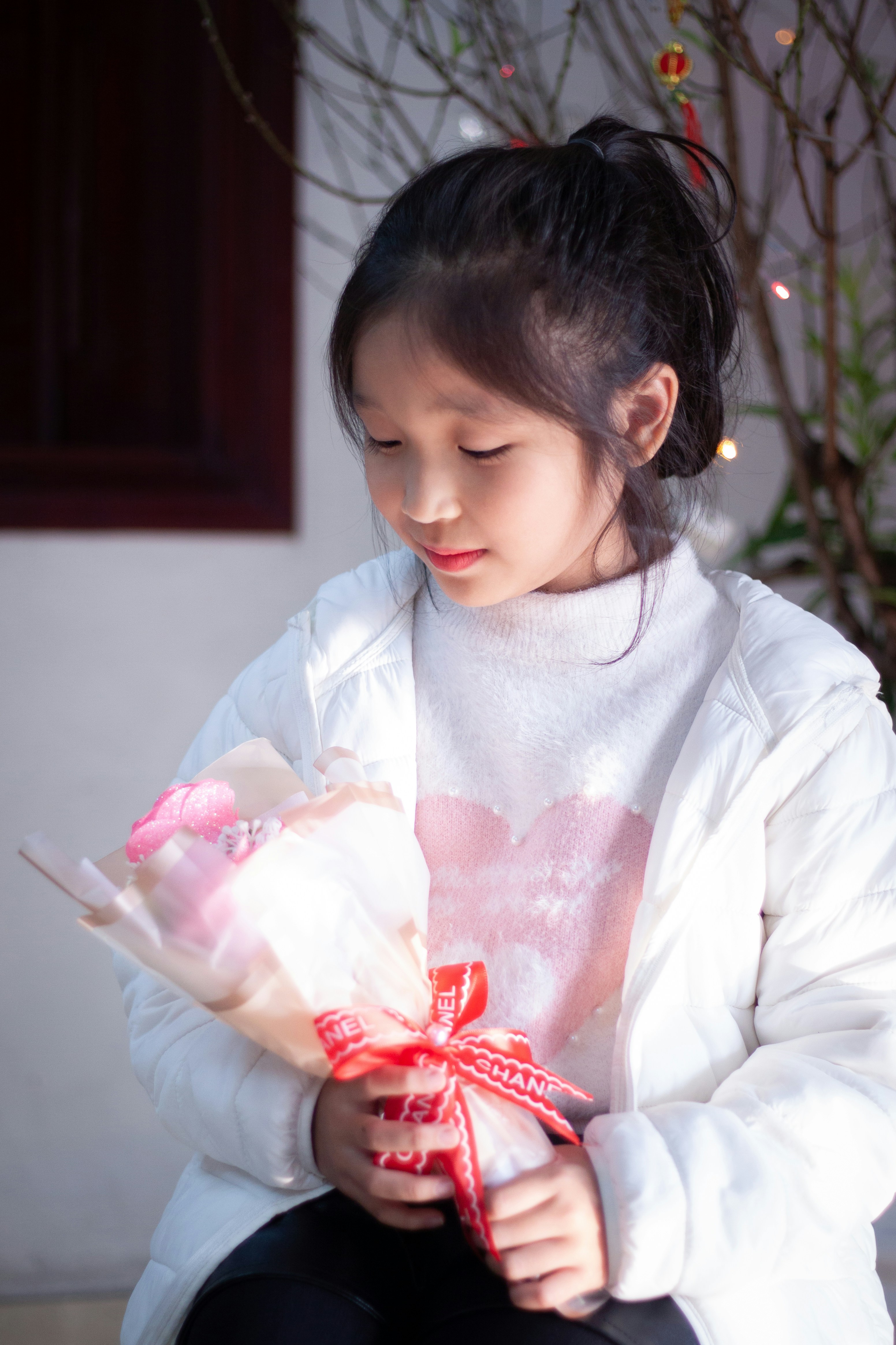 Una ragazza che tiene un mazzo di fiori