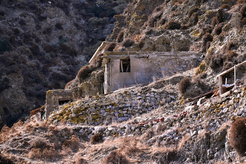 Un vieux bâtiment sur le flanc d’une montagne