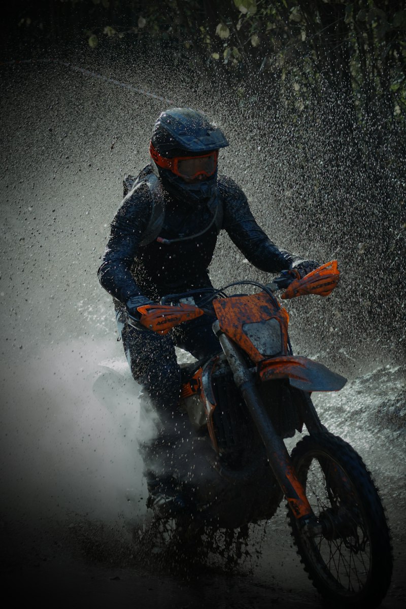 Moto da enduro che attraversa una pozza d'acqua